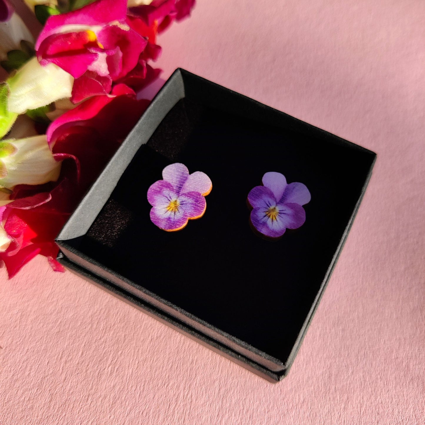 Orvokki-nappikorvakorut