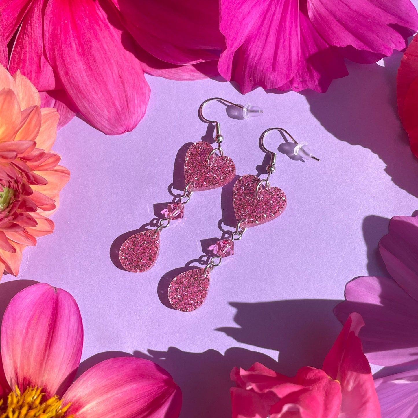 Raining Heart -korvakorut kristallilla, lyhyempi, rosa glitter
