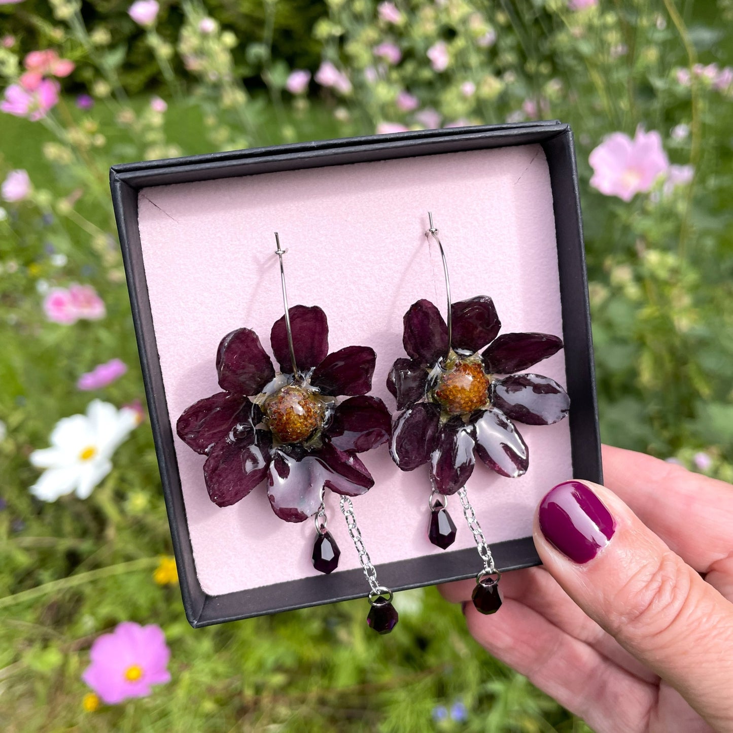 Dahlia-korvakorut renkaalla, tumma
