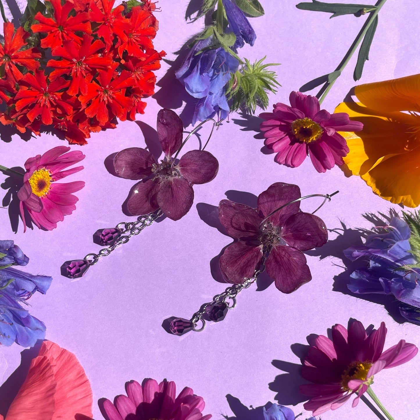 Purppuraomena-korvakorut renkaalla