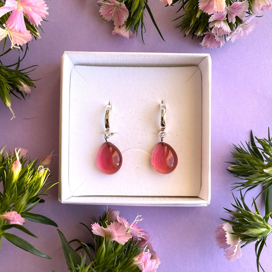 Lasipisara-korvakorut huggie-renkailla, marjaroosa