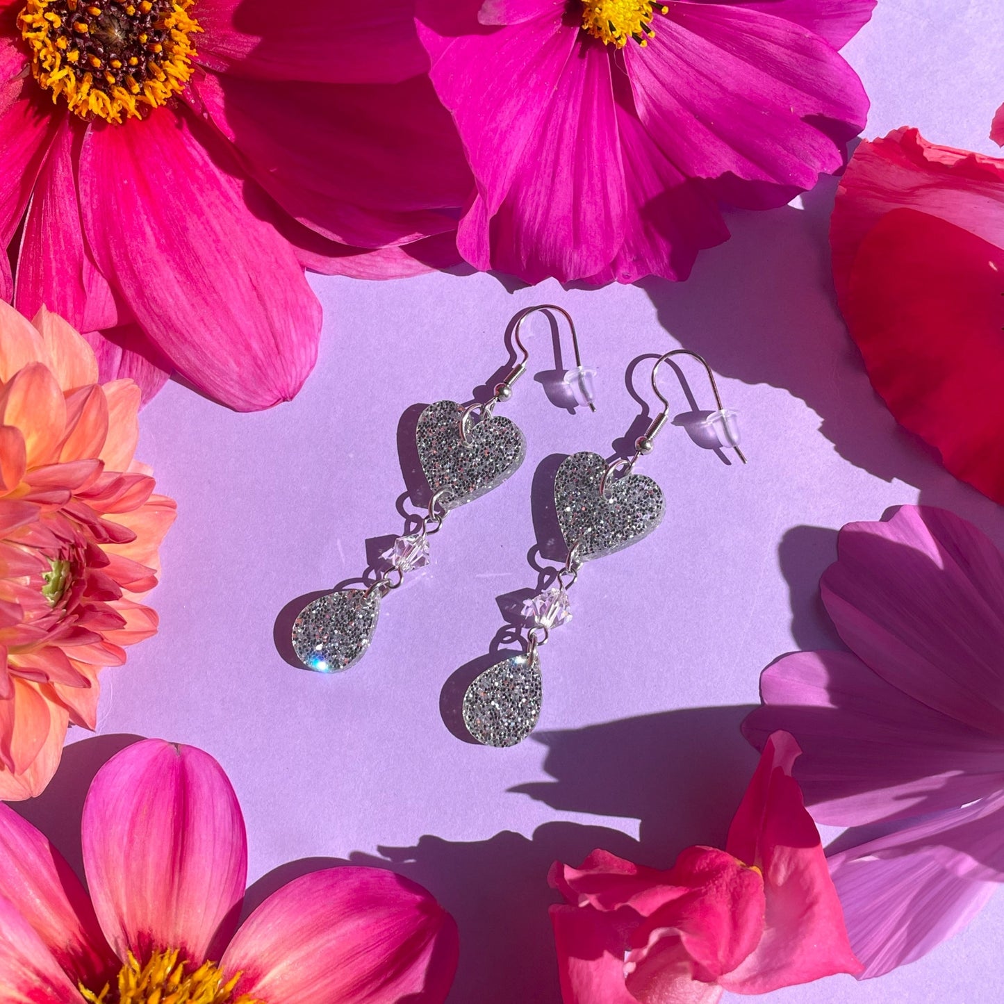 Raining Heart -korvakorut kristallilla, lyhyempi, hopea glitter